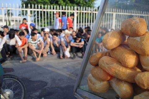 Những fan hâm mộ xếp hàng chờ mua vé hôm 7/7