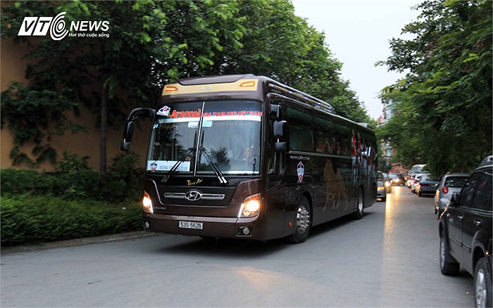 Xe chở các Pháo thủ tiến vào khách sạn InterContinental.