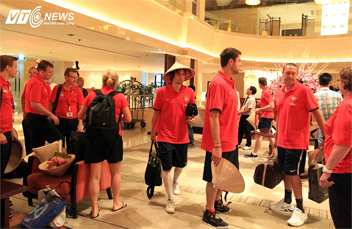 Tomas Rosicky (người đội nón) vào khách sạn với khuôn mặt trĩu xuống.