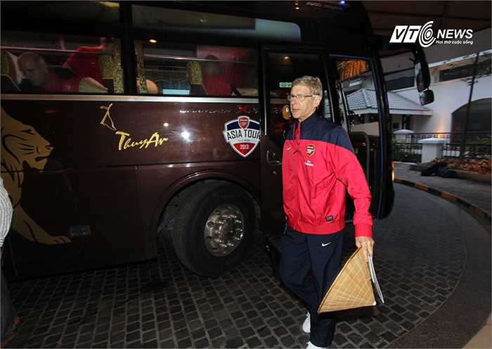 HLV Arsene Wenger là người bước xuống xe đầu tiên.