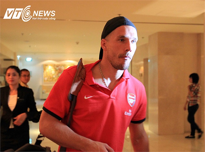 Lần lượt các cầu thủ của Arsenal bước vào và không giấu nổi vẻ mệt mỏi sau chuyến bay.