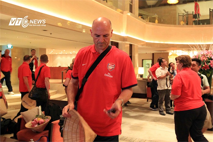 Chuyến bay kéo dài 5 giờ đồng hồ. Arsenal đến sớm hơn dự kiến để tránh lượng fan lớn có thể khiến họ bị níu lại.