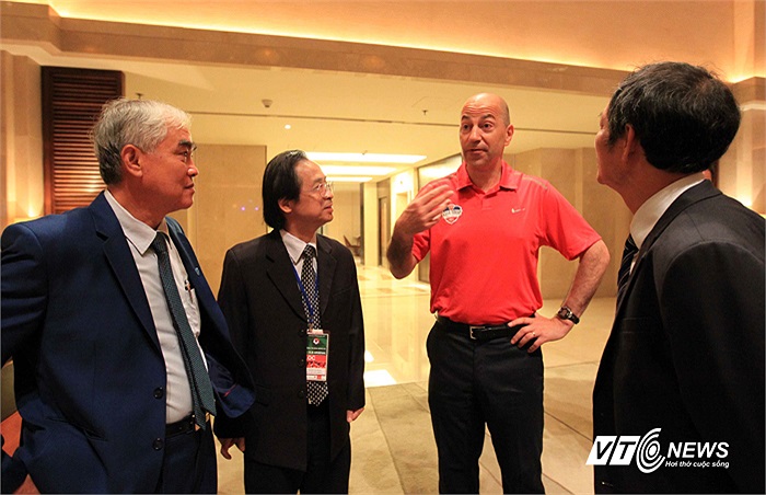 Những cuộc trò chuyện ngắn giữa đại diện VFF và đại diện Arsenal dưới sảnh khách sạn.