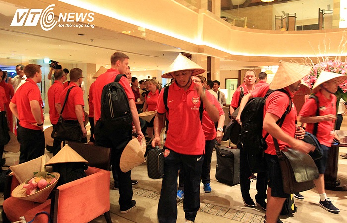 Sau đó đoàn lập tức về phòng nghỉ ngơi.