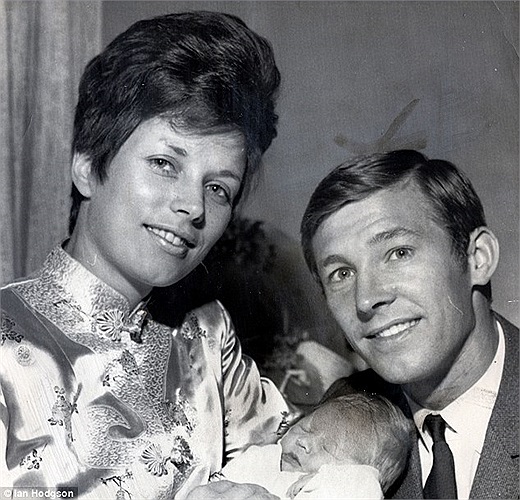 Cathy và Alex mừng sự ra đời của cậu con trai Mark năm 1968.