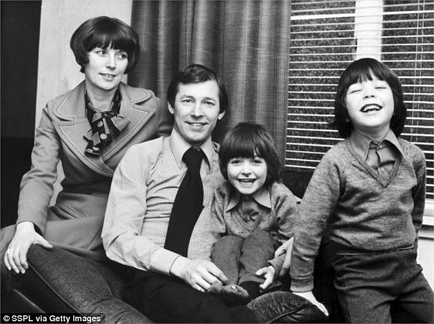 Gia đình Sir Alex lúc mới chỉ có hai con trai