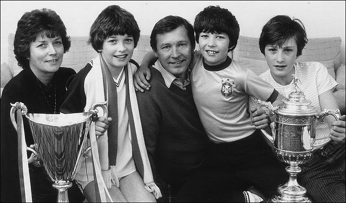Gia đình Sir Alex lúc đã có 3 con trai