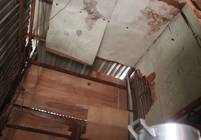 Năm 1997, anh Hải và chị Gái lấy nhau, thuê căn phòng ọp ẹp chừng 12m2 ở xóm lao động nghèo KP10, P.5, Q.8, TP.HCM để sinh sống. Căn nhà này vốn dột nát.