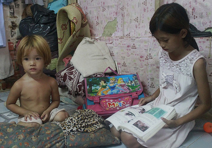 Bé Quỳnh Như xem lại bài tập. Em học ở chùa 6 năm nay mà vẫn ở lớp 2. Ước mơ của em là được vào học trường bình thường như bao bạn khác.