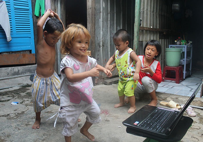 Bé Chính và các bé khác nhảy Gangnam Style vui nhộn.