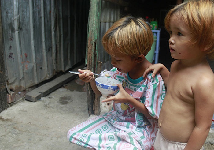 Các em tự xúc ăn.