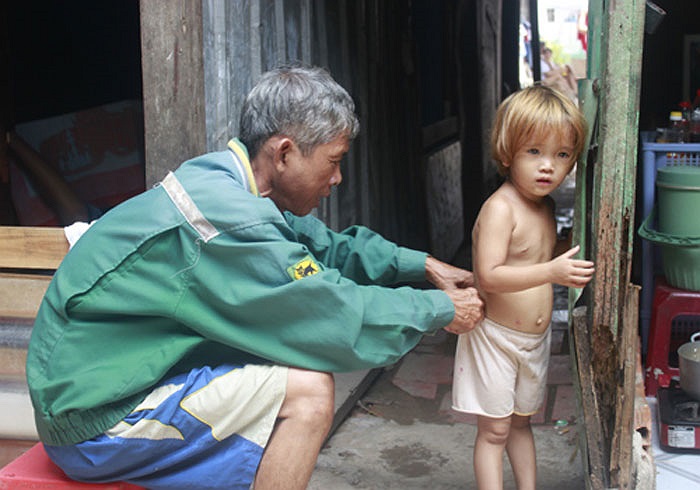 Công việc chạy xe ôm của anh Hải hàng ngày kiếm được khoảng 100.000 đồng. Nhiều ngày ế khách coi như bữa ăn hôm đó không có gì. 