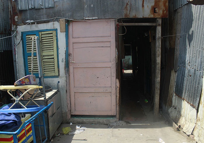 Hẻm nhỏ, nhà nhỏ, cửa chính nhiều nhà đối đầu, không gian sinh hoạt thiếu nên mọi người thường ra ngoài đầu đường ngồi cho đỡ oi bức. Căn phòng thuê với giá 800.000 đồng/tháng được che chắn bởi những tấm tôn gỉ sét, những tấm lợp nắng rọi, mưa dột.