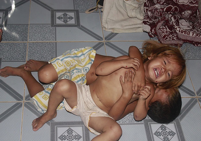 Trong một lần sinh đôi, có một bé quá nhỏ nên đã mất ngay sau đó. Những đứa trẻ, đứa lớn nhất 15 tuổi, nhỏ nhất 3 tuổi, đứa lớn cách đứa nhỏ khoảng 1 tuổi. 