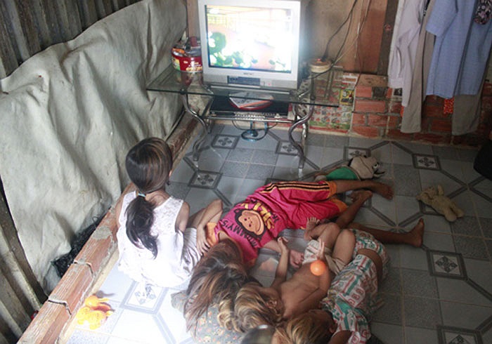 Điều đặc biệt là 8 lần sinh trước chị đều lâm bồn tại căn phòng nhỏ, lần cuối cùng mới đến bệnh viện. Những em bé chào đời trong điều kiện khó khăn nhưng lại khỏe mạnh.