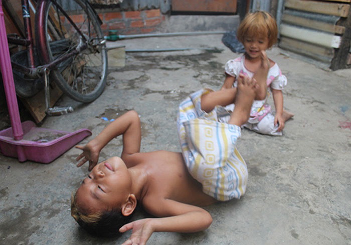 Các bé đùa nghịch, trêu chọc, thể hiện yêu thương nhau rất hồn nhiên suốt cả ngày, lúc cười nói, lúc khóc vang cả xóm.