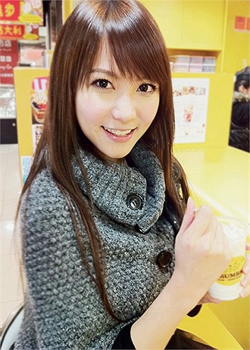 Thay vì trang điểm đậm, mắt tròn xoe, khoe cằm nhọn... như các cô hot girl Trung Quốc khác, Lilian Kan tự tin cho đăng tải những hình ảnh hết sức bình dị của mình lên trang cá nhân. 