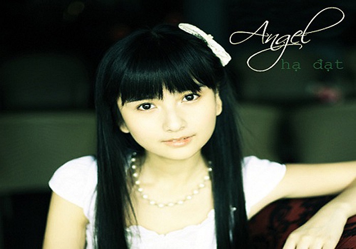 Những bức ảnh chụp Hạ Đạt không trang điểm, giản dị trong bộ đồng phục đã làm các fan nam sửng sốt với vẻ đẹp trong sáng, thánh thiện của cô.