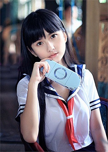 Hạ Đạt đam mê truyện tranh từ nhỏ. Tác phẩm đầu tay của cô được in trên tạp chí Beijing Cartoon khi cô còn là học sinh trung học. Khi đang học ngành thiết kế tại một trường ĐH tỉnh Hồ Nam, một tác phẩm khác - Câu chuyện tháng tư - cũng đã được phát 