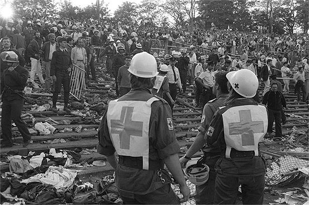 Các cổ động viên Juventus trong khu cổ động viên trung lập bị buộc phải rút lui, tạo áp lực lên một bức tường xiên, bức tường này đã đổ lên đầu họ. 