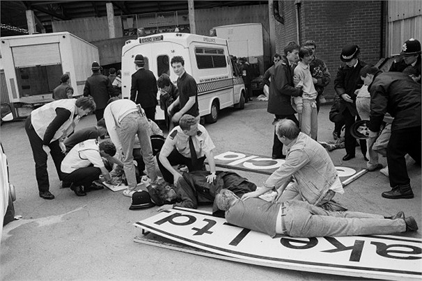 Vào lúc đó, để đối phó với nạn hooligan, các CĐV quá khích tràn xuống sân, ném pháo sáng vào các cầu thủ cũng như ẩu đả với nhau, hầu hết các SVĐ ở Anh đều dựng lên những hàng rào thép ngăn giữa khán giả và sân bóng.