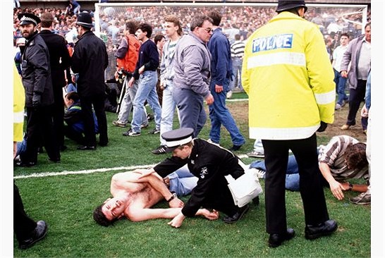 Một nút thắt cổ chai bắt đầu xuất hiện khi nhiều CĐV tràn qua cửa vào hai khu vực biệt lập ở giữa khán đài, khiến cửa bị quá tải. Những người đứng ngay trước cửa bị mắc kẹt vì họ không thể vào nhưng cũng không thể ra