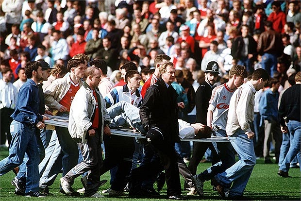 Ước tính vẫn còn 5.000 người chen chúc trước các cửa xoay. Các nhân viên an ninh mở cánh cửa, không phải là cửa xoay, lẽ ra được dùng làm cửa thoát hiểm cho các CĐV vào sân. 