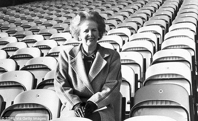 Bà đầm thép tươi cười trong ngày mở cửa lại sân vận động