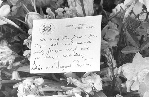 Lời tri ân của cổ động viên đặt tại số 10 phố Downing