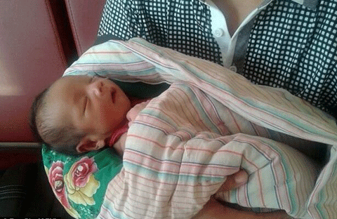 Bé trai may mắn được cứu khỏi tay những kẻ buồn người