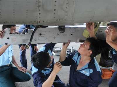 Các kỹ sư và nhân viên kỹ thuật lắp giá treo bệ phóng tên lửa (ảnh chụp trong buổi chuẩn bị trước ngày bay). Ảnh: My Lăng.