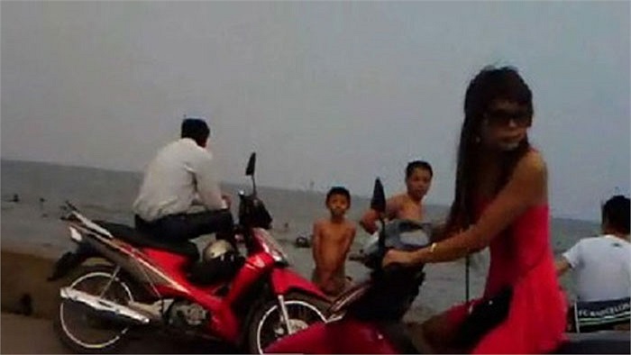 Tại Quất Lâm, thị trấn ven biển thuộc H. Giao Thủy (Nam Định), nghề mại dâm đã trở thành một dịch vụ “đặc sản” thu hút mỗi năm hàng trăm ngàn khách, chủ yếu là các quý ông. 