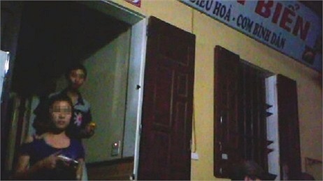 Trong ảnh: một gái vừa đi khách xong từ trong phòng bước ra.