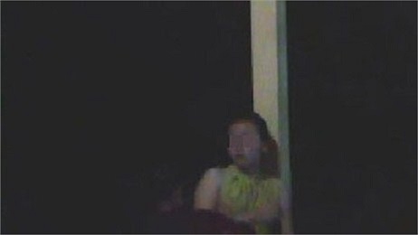 Gái mại dâm đang đón khách qua đường.