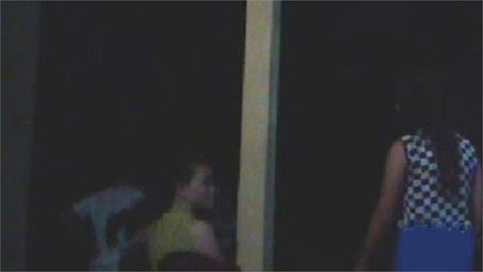 Ngay sau đó một cô gái khác cũng từ trong buồng đi ra...