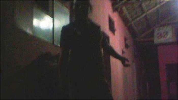 Khách đi qua, bà chủ này đon đả mời khách.