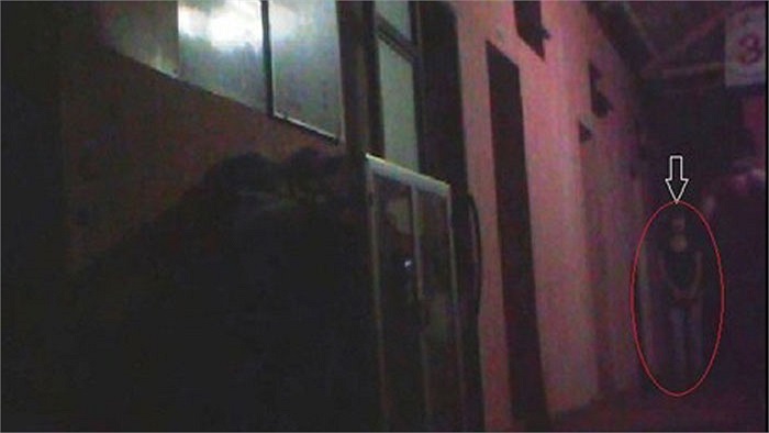 Một vị khách gật đầu và cô gái phía trong bước ra rồi cả 2 đi vào phòng.