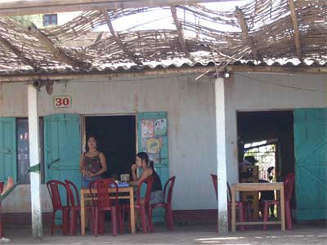 Từ qua Tết, trời nắng nóng, khách bắt đầu ghé biển tắm, ngóng gió thì gái bán dâm cũng lũ lượt kéo về. Ngày trước khi Quất Lâm chưa nổi tiếng, các chủ quán phải lên tận Hà Nội tuyển gái ở các quán tẩm quất, massage về bổ sung cho quán. 