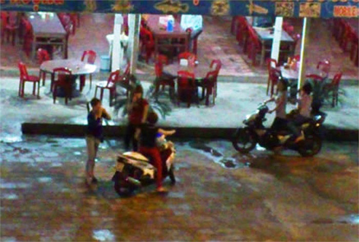 Tuy nhiên, từ vài năm nay, khi cái tên Quất Lâm đã nổi tiếng khắp miền Bắc và cả nước, gái bán dâm tự kéo nhau về “đầu quân” mỗi lúc một đông. Nửa đêm, ở đây vẫn nhộn nhịp gái bán dâm.