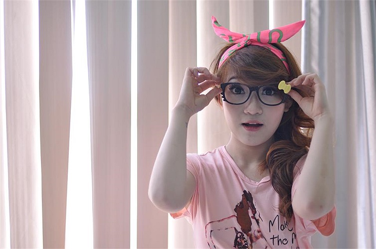 Ngoài ra, cô còn tham gia vào một số buổi chụp hình mẫu, quảng cáo.