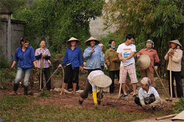 Xuân Bắc làm vườn cùng các chị, các cô một cách cực kì vui vẻ.