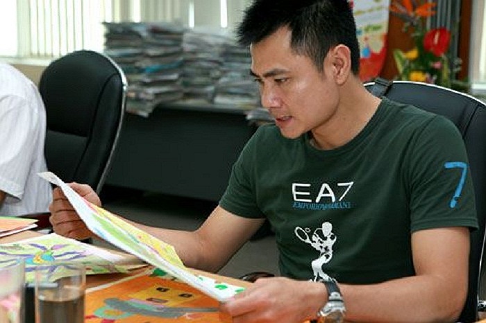 Hình như Tự Long đang nghiên cứu 'tâm thư'. 