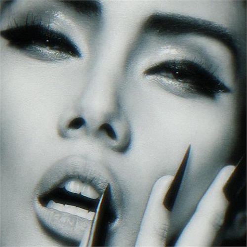 Nhìn Hoàng Yến thiếu sức sống và kém hấp dẫn trong bộ dạng này.