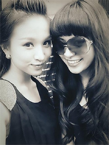 Cả hai vẫn xinh đẹp và thân thiết với nhau.