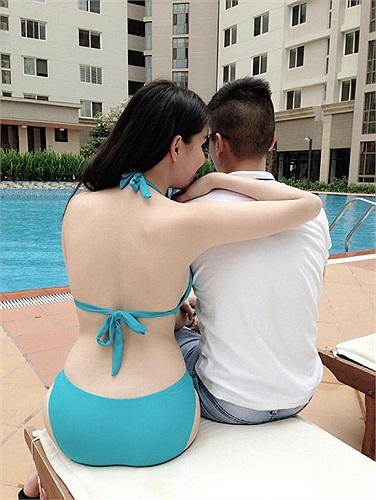 Ngọc Trinh luôn tranh thủ khoe làn da trắng bóc mọi lúc mọi nơi. Nữ hoàng nội y đang tham gia đóng một clip quảng cáo.