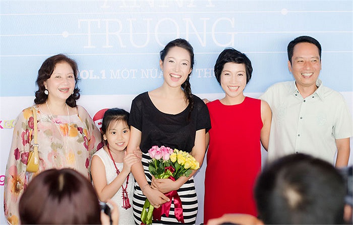 Anh chàng không hề tỏ ra e dè và né tránh mà còn vui vẻ chụp ảnh cùng Anna và gia đình nhạc sĩ Anh Quân - Mỹ Linh. 