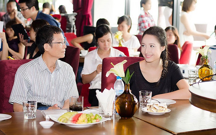 Tham dự chương trình này còn có tất cả các thành viên trong gia đình nhạc sỹ Anh Quân. Ông nội, nhạc sỹ Trương Ngọc Ninh dành cho Anna những lời khen ngợi.