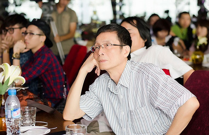 Nhạc sỹ Trương Ngọc Ninh chăm chú nhìn cháu trong cuộc gặp gỡ báo giới ra mắt album Một nửa yêu thương.