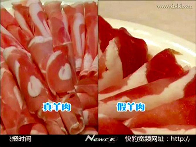 Thịt cừu giả bên trái, thịt cừu thật bên phải. Thịt cừu giả làm từ thịt cáo, thịt chuột đã được những người bán thịt tại tỉnh miền đông Giang Tô bày bán công khai. 