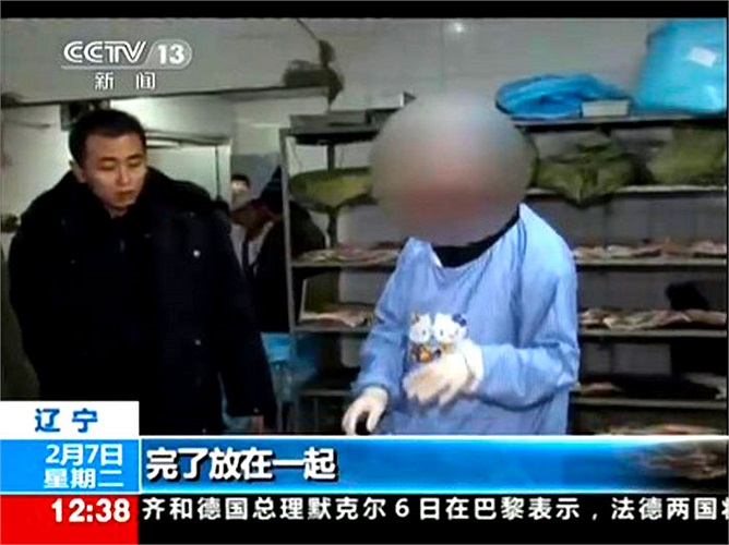 Một công nhân làm thịt giả.